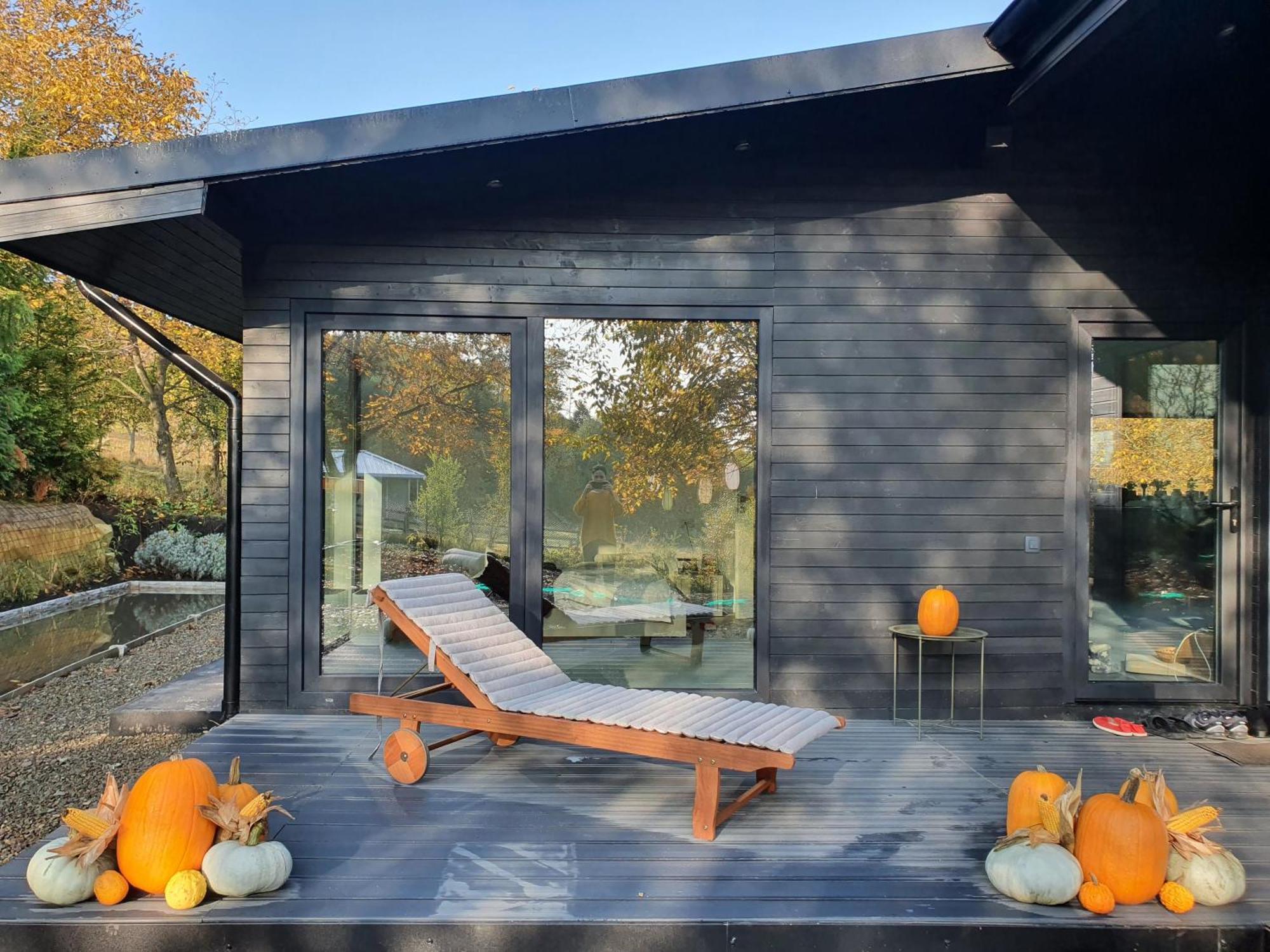 Black Walnut House With Indoor Outdoor Fireplace Izvoarele  Zewnętrze zdjęcie